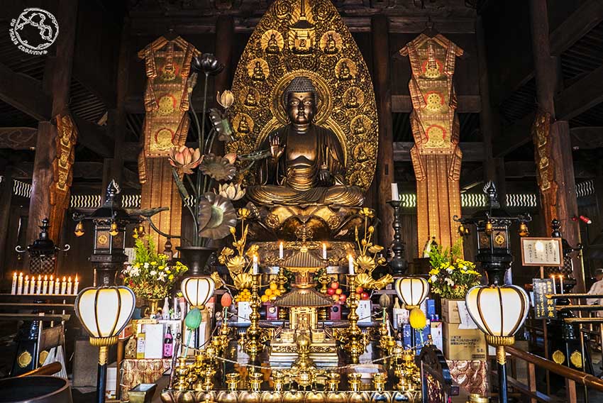 Imponente buda en el templo de Zentsu ji