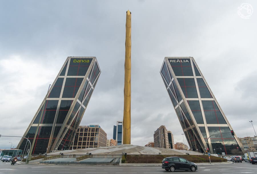 Torres Kio y obelisco de Calatrava